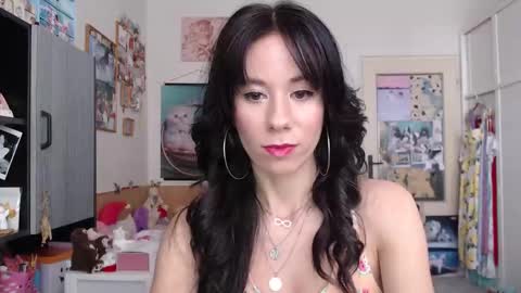 Snapshot of roselynsun chatting on February 16, 3:19 pm Rose online show from February 16, 3:19 pm