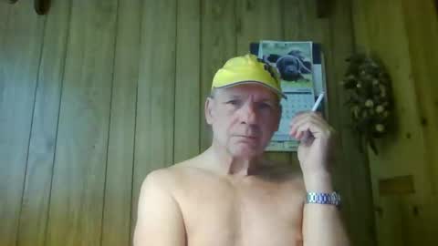 roses2u1958 online show from April 25, 7:33 am