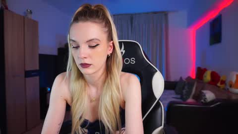 Snapshot of rosesarered97 chatting on January 10, 8:48 pm Abbygail online show from January 10, 8:48 pm