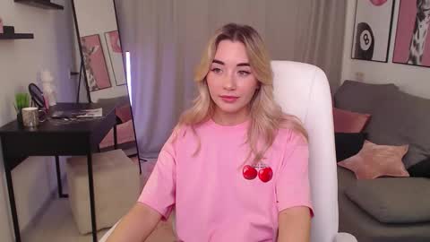 Snapshot of rosie_mac chatting on November 13, 1:04 am Rosie online show from November 13, 1:04 am