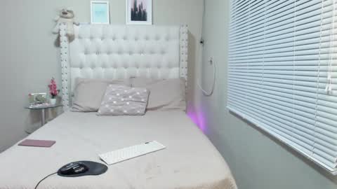 rosiehw online show from December 26, 4:10 am