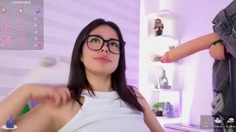 Snapshot of rosse_amyy chatting on May 13, 6:27 pm online show from May 13, 6:27 pm