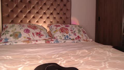 Rouss marie henao  online show from April 8, 2:00 am