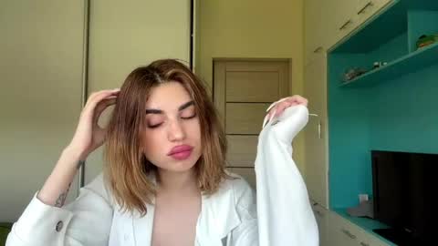 Mia online show from May 19, 10:21 am