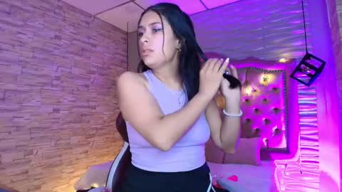 roxanne_han online show from September 18, 11:34 am