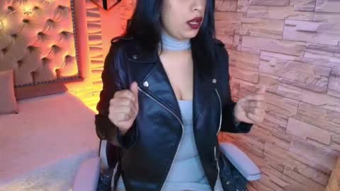 roxanne_han online show from September 28, 11:26 am