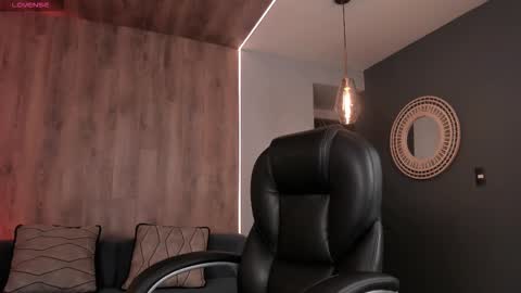 Roxanne Hill  online show from December 1, 11:37 am