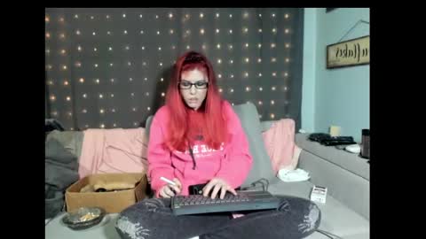 roxihazeleyes online show from February 18, 1:21 am