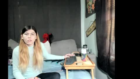 roxihazeleyes online show from April 3, 6:28 pm