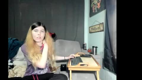 Snapshot of roxihazeleyes chatting on June 2, 5:15 pm roxihazeleyes online show from June 2, 5:15 pm