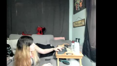 Snapshot of roxihazeleyes chatting on June 3, 3:28 pm roxihazeleyes online show from June 3, 3:28 pm