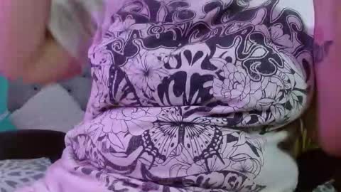 Snapshot of roxx_iie chatting on November 17, 2:23 pm roxiie online show from November 17, 2:23 pm