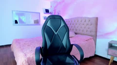 roxy_jones_ online show from December 28, 8:15 pm