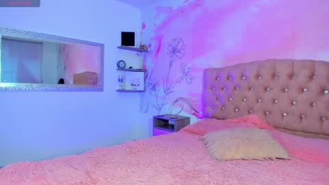 roxy_jones_ online show from March 4, 7:32 pm