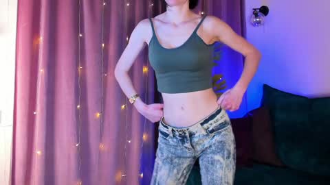 Snapshot of roxy_riot_ chatting on February 7, 4:27 am roxy_riot_ online show from February 7, 4:27 am