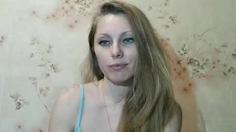 Snapshot of roxyfox18x01 chatting on January 6, 1:59 pm roxyfox18x01 online show from January 6, 1:59 pm