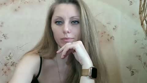 Snapshot of roxyfox18x01 chatting on January 14, 10:43 am roxyfox18x01 online show from January 14, 10:43 am