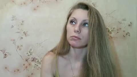 Snapshot of roxyfox18x01 chatting on February 8, 10:40 am roxyfox18x01 online show from February 8, 10:40 am