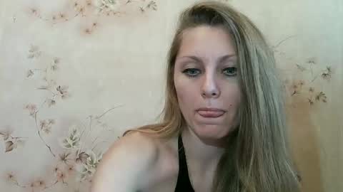 Snapshot of roxyfox18x01 chatting on February 11, 10:09 am roxyfox18x01 online show from February 11, 10:09 am