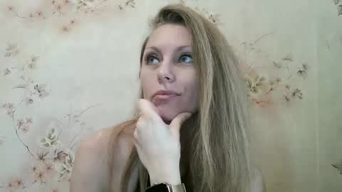 Snapshot of roxyfox18x01 chatting on February 12, 7:58 am roxyfox18x01 online show from February 12, 7:58 am