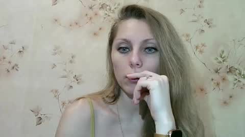 Snapshot of roxyfox18x01 chatting on February 17, 1:29 pm roxyfox18x01 online show from February 17, 1:29 pm