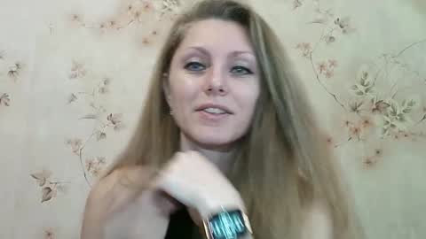 Snapshot of roxyfox18x01 chatting on February 18, 10:00 am roxyfox18x01 online show from February 18, 10:00 am