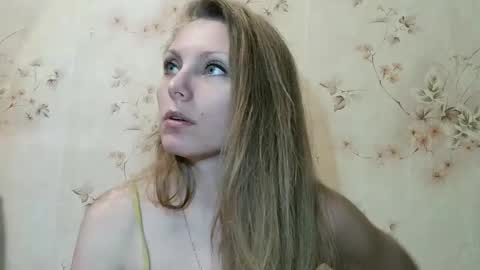 Snapshot of roxyfox18x01 chatting on February 19, 8:05 pm roxyfox18x01 online show from February 19, 8:05 pm