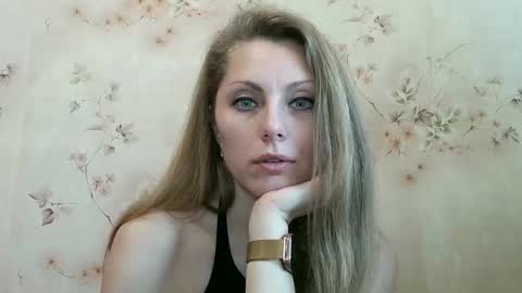 Snapshot of roxyfox18x01 chatting on February 23, 8:33 am roxyfox18x01 online show from February 23, 8:33 am