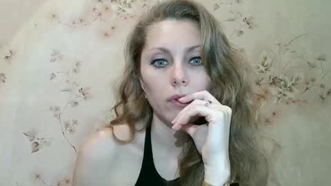 Snapshot of roxyfox18x01 chatting on February 26, 7:29 am roxyfox18x01 online show from February 26, 7:29 am