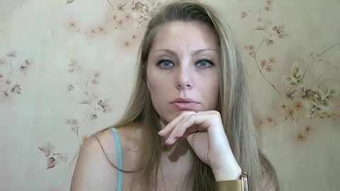 Snapshot of roxyfox18x01 chatting on March 1, 11:01 am roxyfox18x01 online show from March 1, 11:01 am