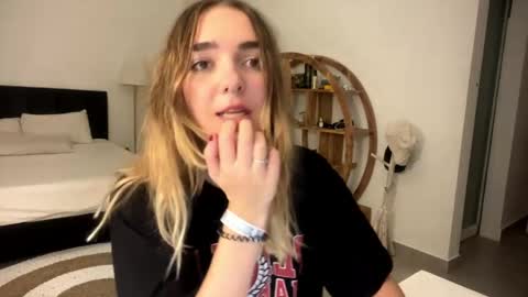 Roxy online show from March 29, 6:19 pm