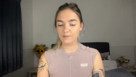 Snapshot of roxysweetdream chatting on July 6, 2:25 pm Roxy online show from July 6, 2:25 pm