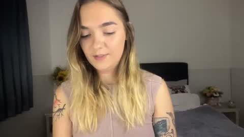 Snapshot of roxysweetdream chatting on July 6, 3:03 pm Roxy online show from July 6, 3:03 pm