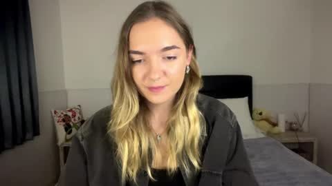 Snapshot of roxysweetdream chatting on July 15, 3:28 pm Roxy online show from July 15, 3:28 pm