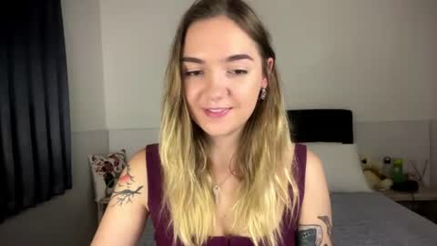 Snapshot of roxysweetdream chatting on July 16, 3:29 pm Roxy online show from July 16, 3:29 pm
