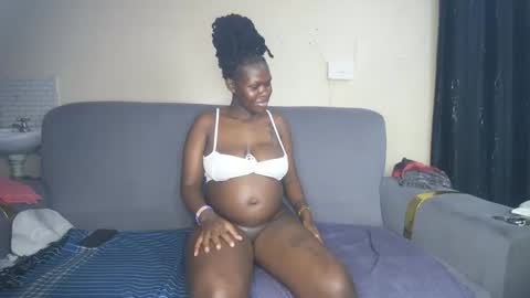 Snapshot of royal_charm chatting on February 28, 7:48 pm royal_charm online show from February 28, 7:48 pm