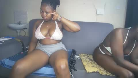 Snapshot of royal_charm chatting on March 2, 6:14 am royal_charm online show from March 2, 6:14 am