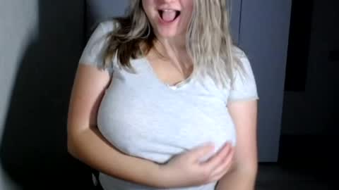 Snapshot of royalboobs chatting on December 9, 9:37 pm Cameron online show from December 9, 9:37 pm