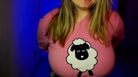 Snapshot of royalboobs chatting on February 9, 10:20 am Cameron online show from February 9, 10:20 am