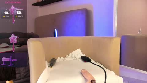 AnikaIm so hot that Ive already burned myself do you want me to set you on fire too  online show from January 4, 1:10 pm