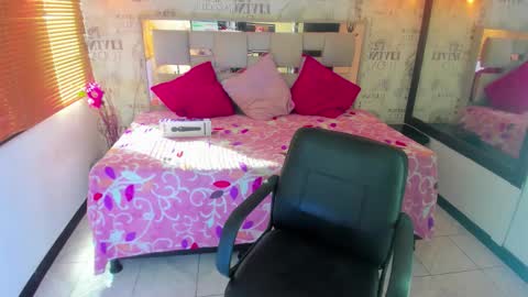   online show from November 8, 1:22 pm