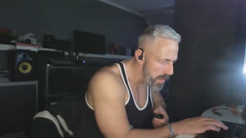 Snapshot of ruffi77 chatting on January 18, 2:44 pm Chico que rico Caliente online show from January 18, 2:44 pm