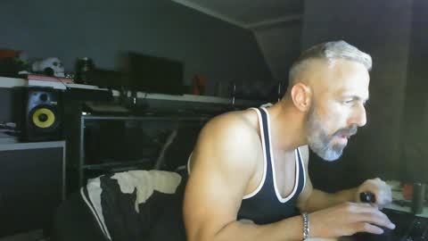 Snapshot of ruffi77 chatting on January 19, 2:57 am Chico que rico Caliente online show from January 19, 2:57 am