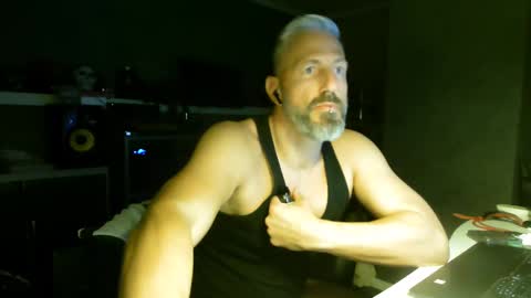 Snapshot of ruffi77 chatting on March 8, 5:28 am Chico que rico Caliente online show from March 8, 5:28 am