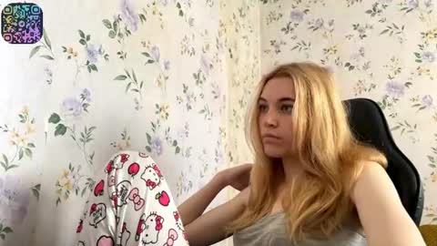 Snapshot of rusmedium chatting on June 12, 9:19 am Lisa and Vlad online show from June 12, 9:19 am
