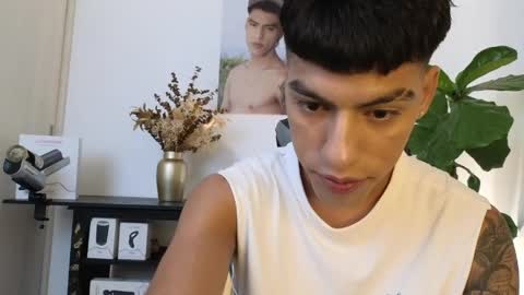  R U S S E L L  online show from April 9, 9:42 pm