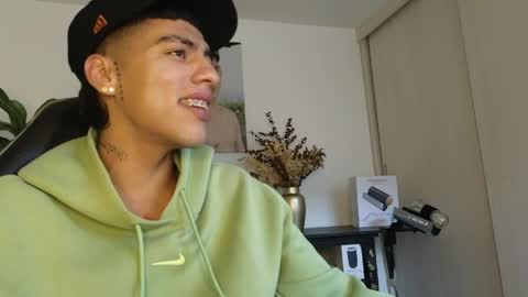  R U S S E L L  online show from April 12, 7:52 pm