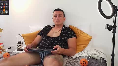 Snapshot of ryamcoast chatting on October 30, 9:26 pm Sr Coast online show from October 30, 9:26 pm