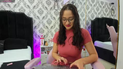 Snapshot of saara_brown chatting on February 2, 12:35 pm Saara Brown online show from February 2, 12:35 pm
