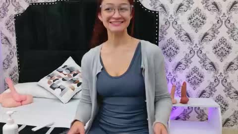 Snapshot of saara_brown chatting on October 3, 12:13 pm Saara Brown online show from October 3, 12:13 pm